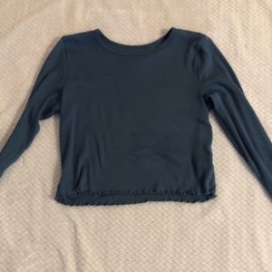 American Eagle size M lettuce long sleeve. Good condition.